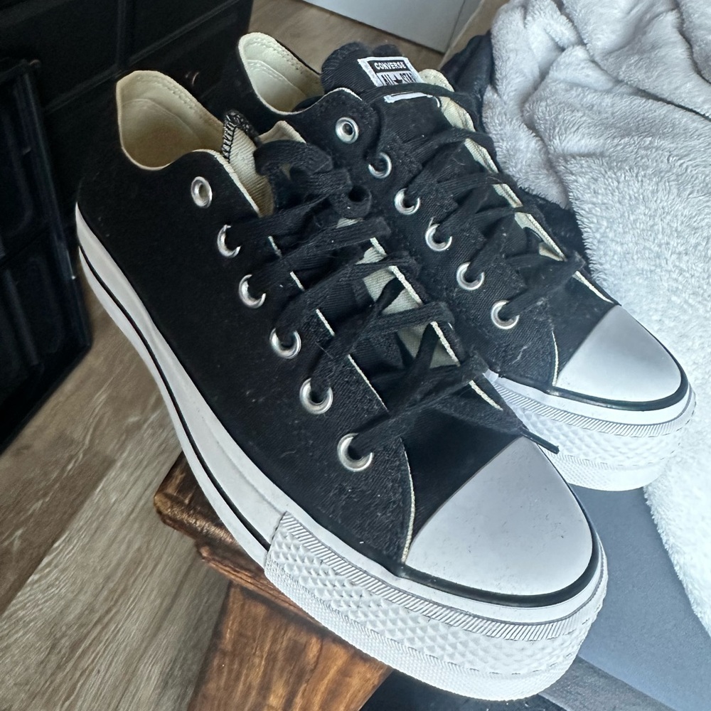 Converse Size 8 Black